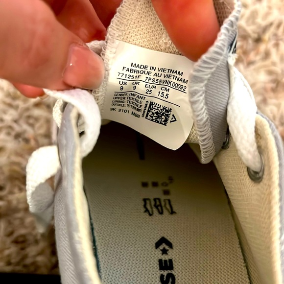 Little boys sz 9 Grey Converse- never been worn - Picture 2 of 3